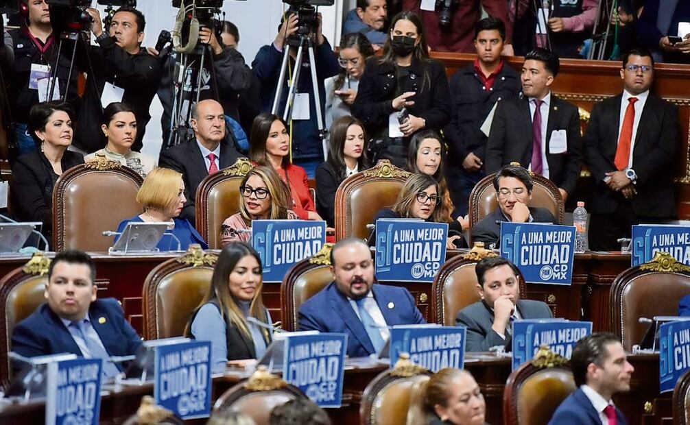 Durante la sesión solemne, legisladores del PAN mostraron en sus curules
un cartel con la leyenda: “Sí a una mejor Ciudad”. Foto: Especial