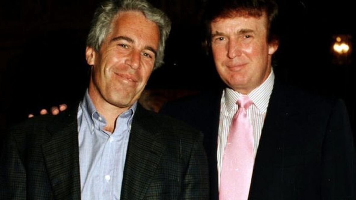 Fotografías de Epstein junto a destacados empresarios o incluso miembros de la realeza eran comunes, como ésta con Donald Trump, en 1997. Foto: Getty Images 
