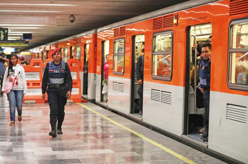 Las denuncias se han extendido también hacia los policías que cuidan las estaciones, pues a decir de los afectados éstos no ayudan y, por el contrario, brindan protección a los asaltantes (VALENTE ROSAS. EL UNIVERSAL)