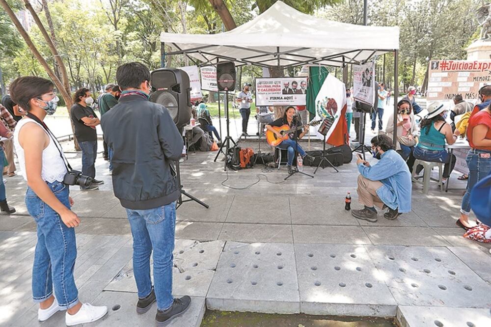 Activistas llamaron a la gente a firmar a través de miniconciertos. Foto: JUAN BOITES. EL UNIVERSAL