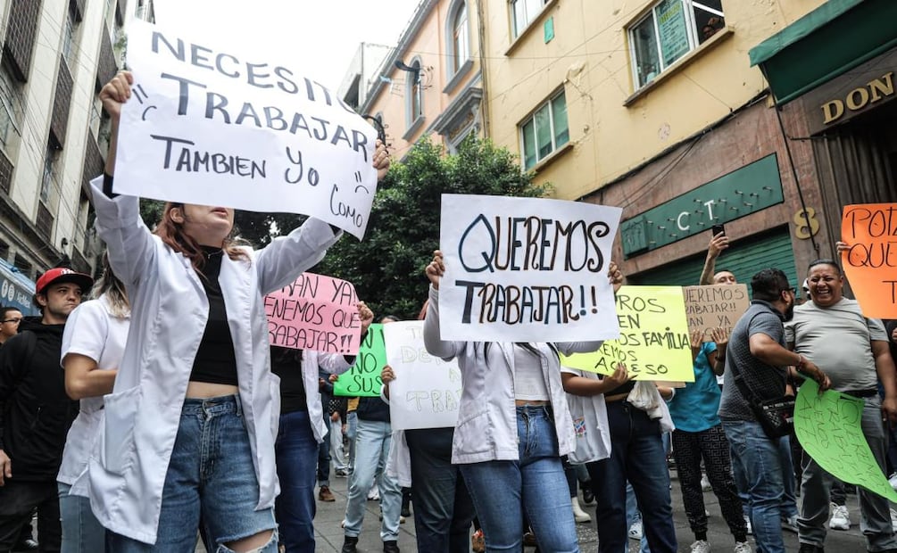 Comerciantes se manifiestan en contra de la CNTE y las vallas que impiden el paso a sus centros de trabajo (10/06/2026). Foto: Gabriel Pano / EL UNIVERSAL