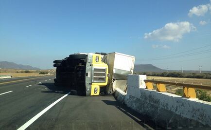 Vientos de hasta 100 km/hr derriban dos autos en Oaxaca