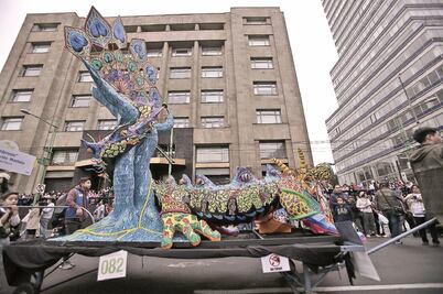 Crónica. Monstruos de cartón recorren la ciudad