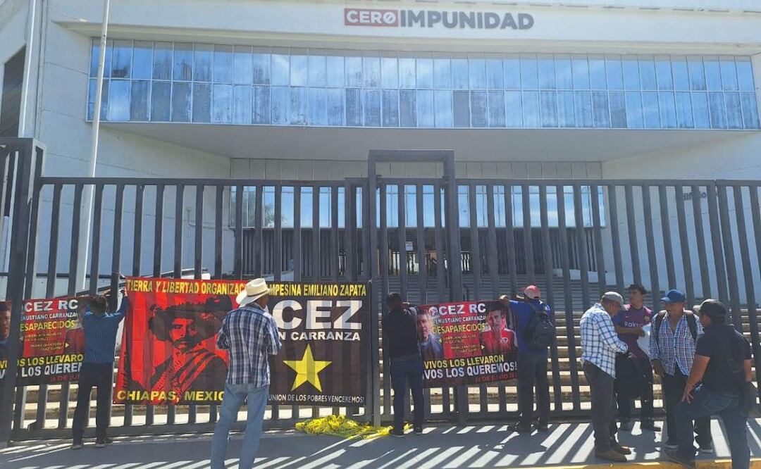 Protesta en sede de la Fiscalía de Chiapas para exigir que se mantenga búsqueda de dos tzotziles desaparecidos en el municipio de Venustiano Carranza, Chiapas (26/06/2025). Foto: Especial