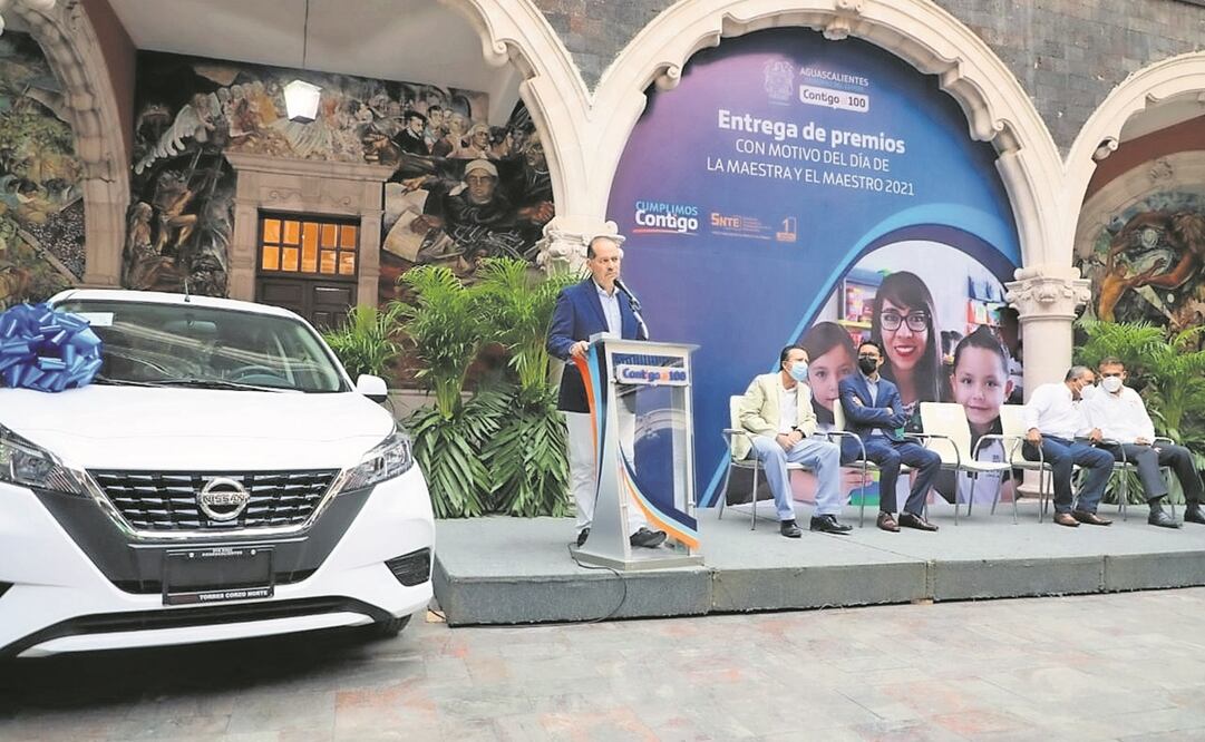 Martín Orozco Sandoval entregó ayer los premios (33 vehículos y más de 800 artículos) a los ganadores del sorteo por el Día del Maestro. Foto: ESPECIAL