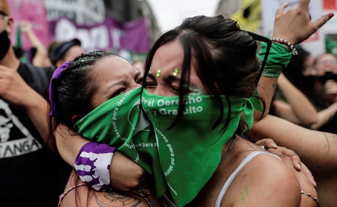 Mujeres celebran la legalización del aborto en Argentina. Foto: EFE, archivo