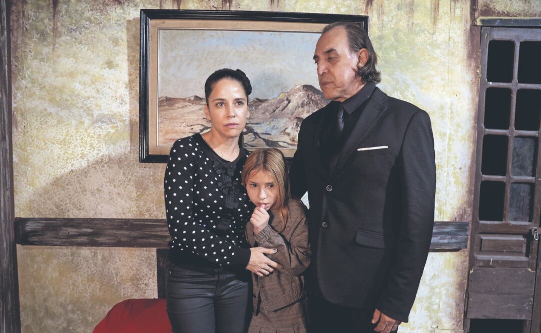 En la obra, madre e hija (Ana Claudia y Camila) se mudan a un edificio deshabitado, salvo por un hombre (Luis Felipe), y pronto comienzan a experimentar fenómenos paranormales.
FOTOS: CARLOS MEJIA/EL UNIVERSAL