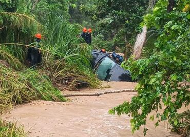 VIDEO Fuertes lluvias arrastran una docena de vehículos en Xalapa; no se reportan daños graves