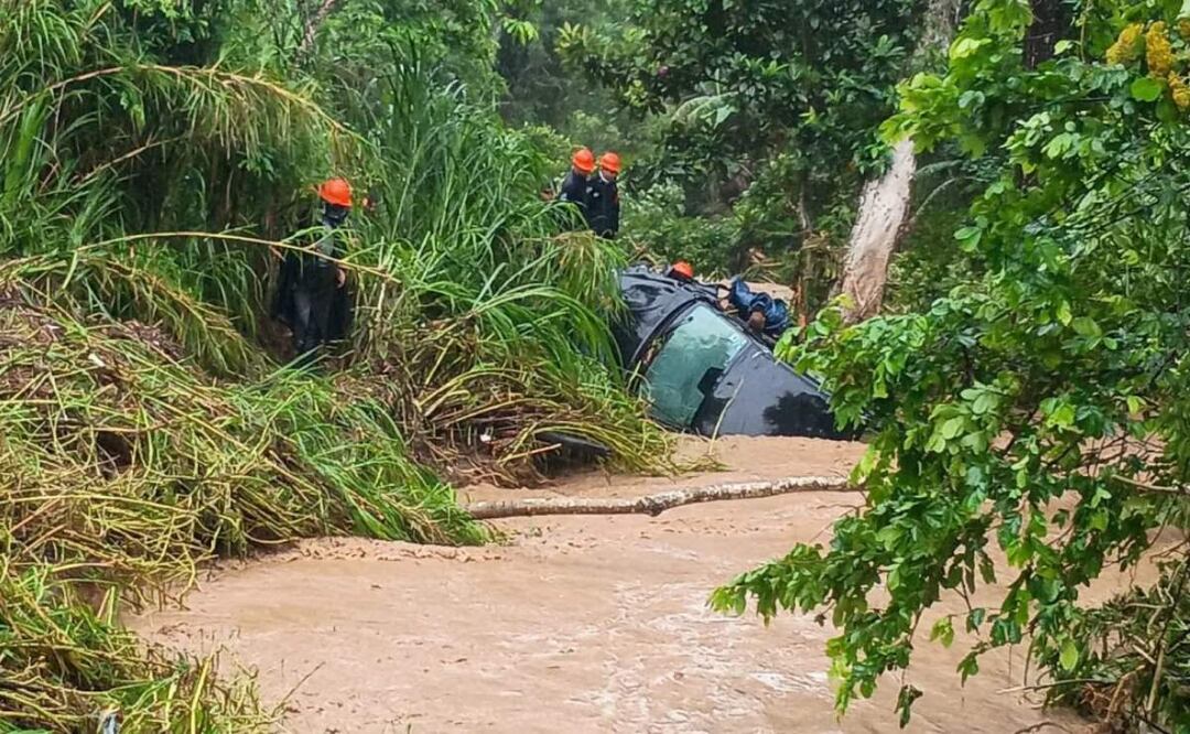 Vehículos resultaron afectados al quedar varados tras ser arrastrados por corrientes de agua en Veracruz (21/06/2025). Foto: Especial