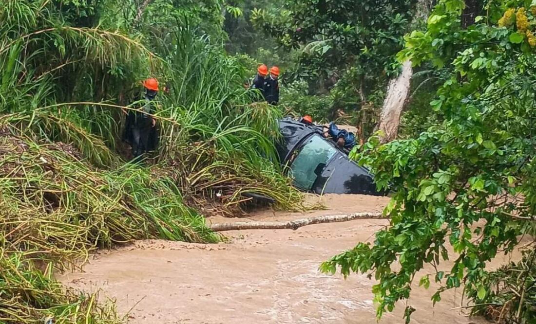 Vehículos resultaron afectados al quedar varados tras ser arrastrados por corrientes de agua en Veracruz (21/06/2025). Foto: Especial