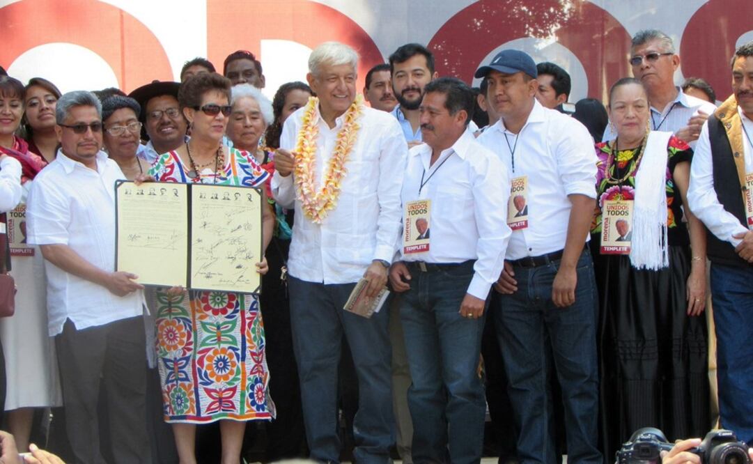 La firma del acuerdo se llevó a cabo en una asamblea en la ciudad de Oaxaca, con la presencia de López Obrador. /Especial