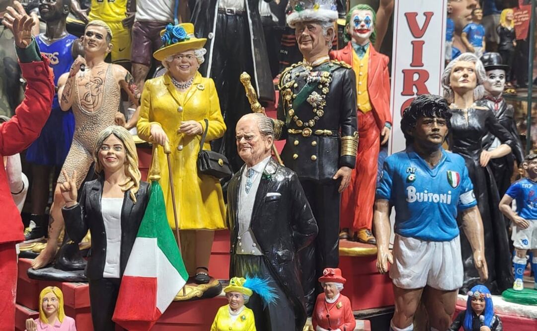 La reina Isabel II de Inglaterra se ha convertido en la figurita más codiciada en la tradición del pesebre napolitano. Foto: EFE
