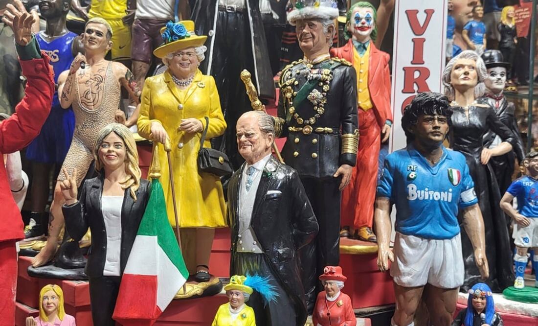 La reina Isabel II de Inglaterra se ha convertido en la figurita más codiciada en la tradición del pesebre napolitano. Foto: EFE