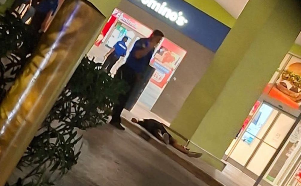La víctima quedó sobre la banqueta con múltiples heridas de arma de fuego por lo que las autoridades trasladaron el cuerpo al Servicio Médico Forense.
(07/09/26)
Foto: Especial.