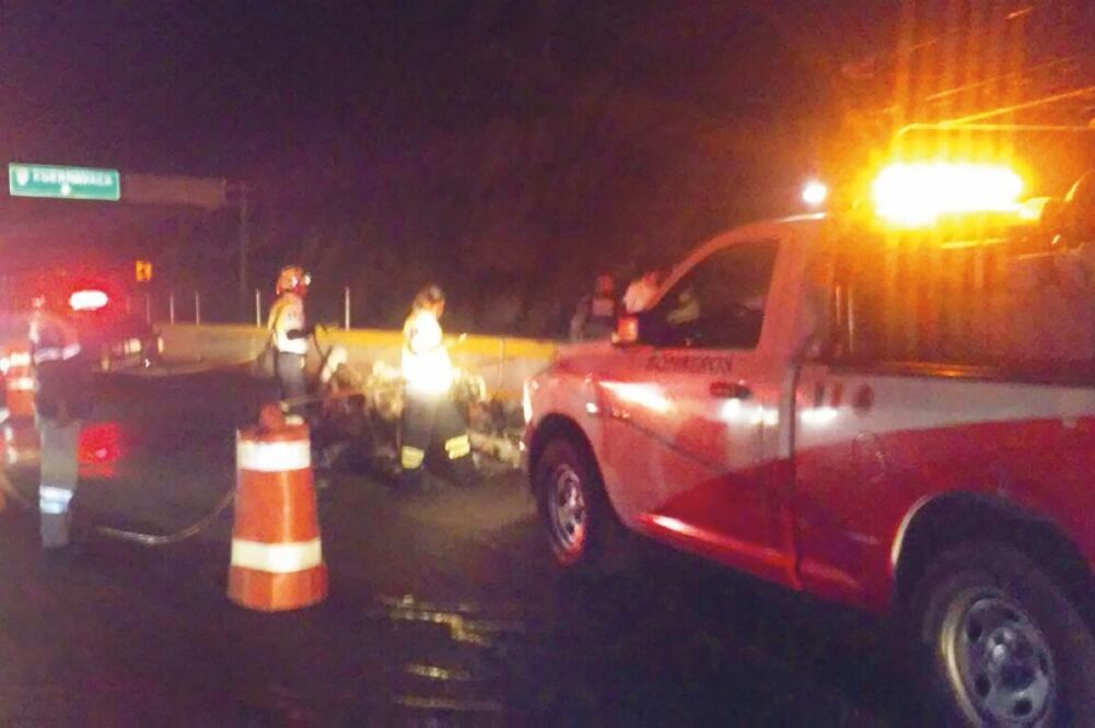 El Ferrari se accidentó la noche del lunes a la altura del puente de Mezcala, se desconoce si quien lo conducía era su propietario, Alberto Sentíes (XAVIER OMAÑA. EL UNIVERSAL)