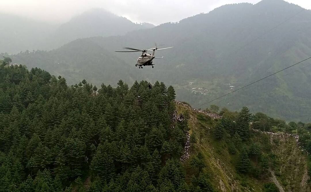Un helicóptero militar realiza una operación de rescate para recuperar a los estudiantes atrapados en un teleférico en la provincia de Khyber Pakhtunkhwa, Pakistán. Foto: AFP