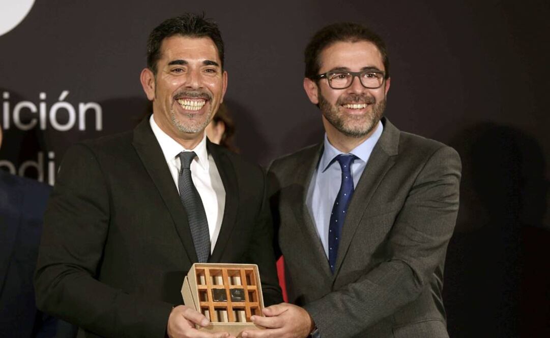 Del Árbol (i) recibiendo el 72 Premio Nadal de novela de manos del editor Emili Rosales. (FOTO: AP)