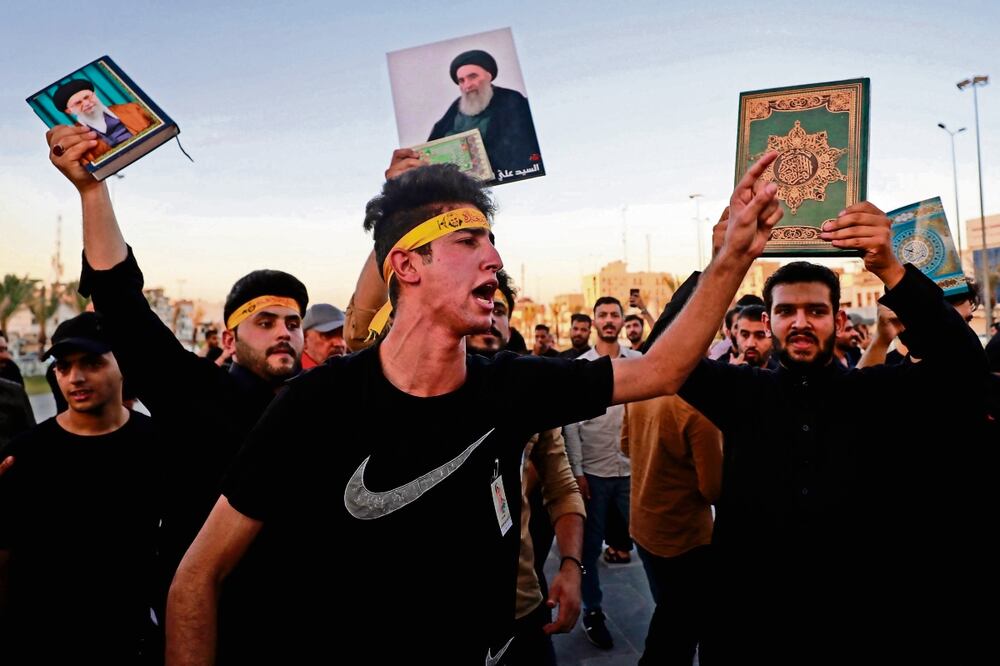 Partidarios del principal clérigo musulmán chiita de Irak, el gran ayatolá Ali al-Sistani, en una protesta en la plaza Tahrir de Bagdad. Foto: AFP