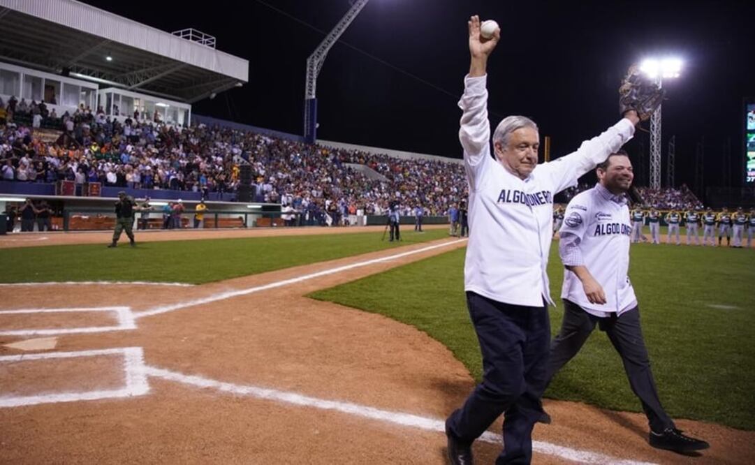 AMLO saluda a la afición en el estadio de Guasave - Foto: Especial