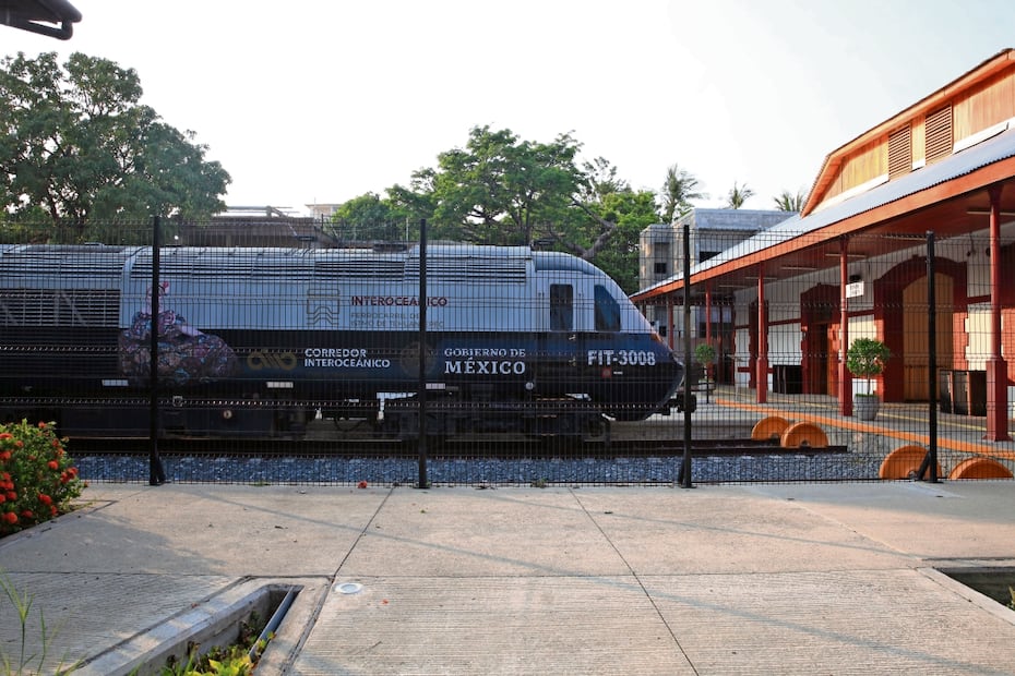 El Tren Interoceánico moviliza carga y pasajeros entre Coatzacoalcos,
Veracruz, y Salina Cruz, Oaxaca, pero enfrenta bajos ingresos. Foto: EDWIN HERNANDEZ EL UNIVERSAL