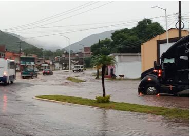 Tromba azota Tuxpan, Michoacán y deja más de 200 familias bajo el agua