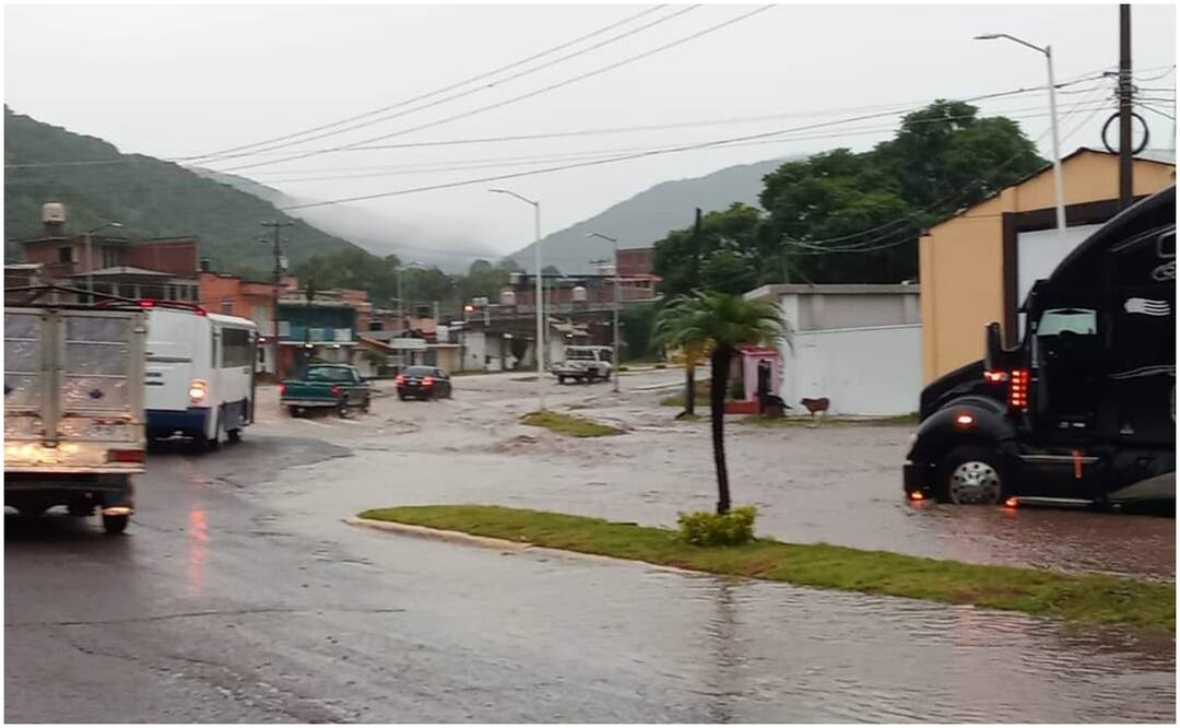 Una tromba azotó el municipio de Tuxpan, Michoacán, y deja más de 200 familias afectadas y sus casas bajo el agua. Foto: Especial