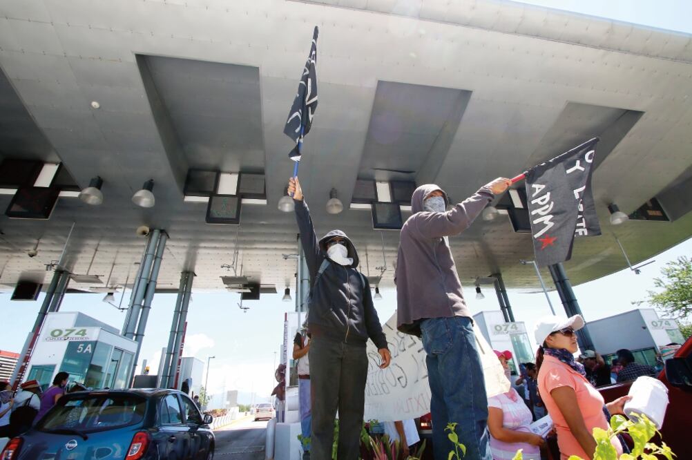 En Xochitepec, Morelos, maestros y simpatizantes tomaron la caseta de cobro de la autopista México-Acapulco (CIUDADANOS MX)