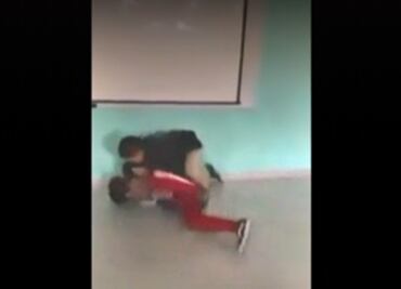 Maestro de preparatoria somete a golpes a alumno