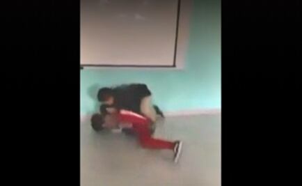Maestro de preparatoria somete a golpes a alumno
