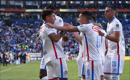 Cruz Azul vence y exhibe a Pachuca en el estadio Hidalgo