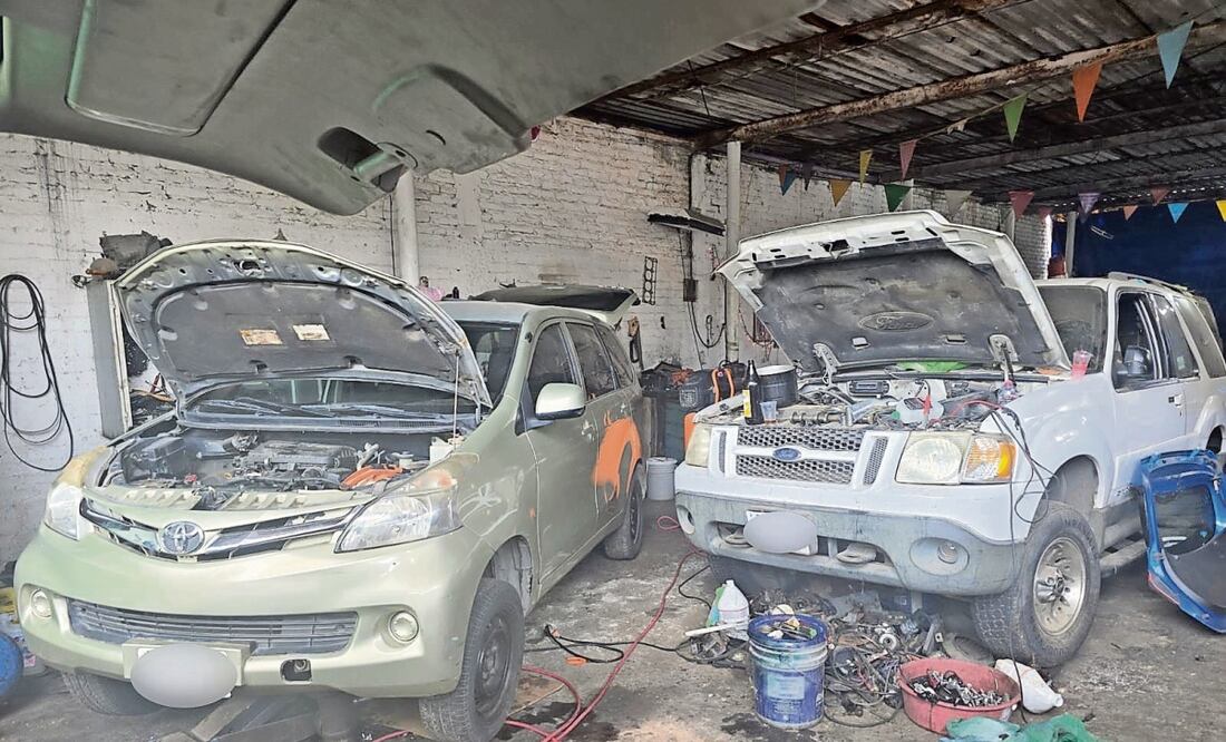 En el sitio fueron aseguradas autopartes con reporte de robo y una réplica de arma larga. Foto: Especial