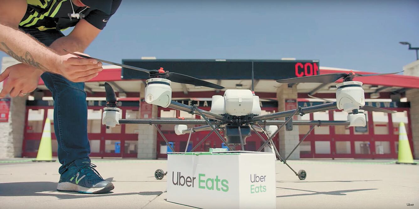En una primera etapa, por razones logísticas, los drones no entregarán directamente al cliente y más bien dejarán los alimentos en un punto de recogida para que un conductor de Uber Eats complete el pedido.