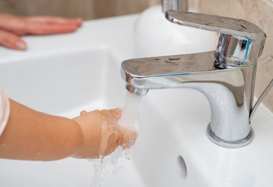 Evita la aparición de sarro en la llave del lavabo. Foto: Freepik