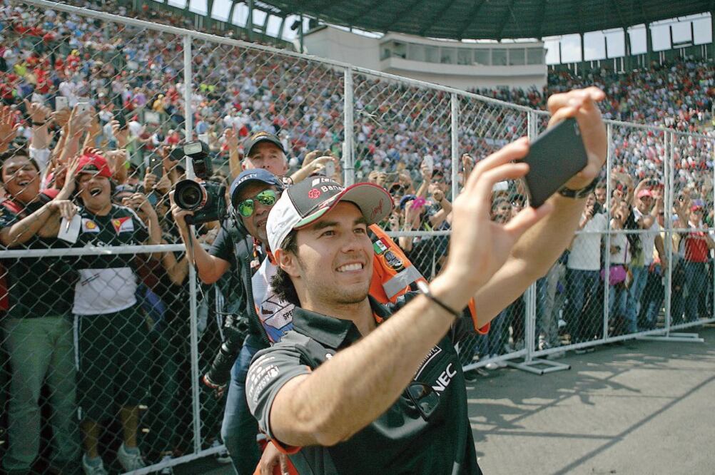 ‘Ch eco’ estuvo muy agradecido por el apoyo de los aficionados y hasta tuvo tiempo de tomarse unas ‘selfies' (ALEJANDRO ACOSTA. EL UNIVERSAL)