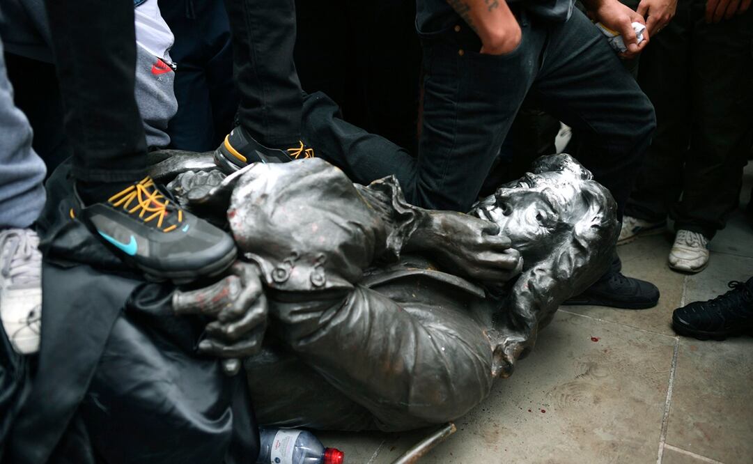 Los manifestantes en la localidad del suroeste de Inglaterra derribaron el controvertido monumento de bronce erigido en 1895 (Foto: AP)