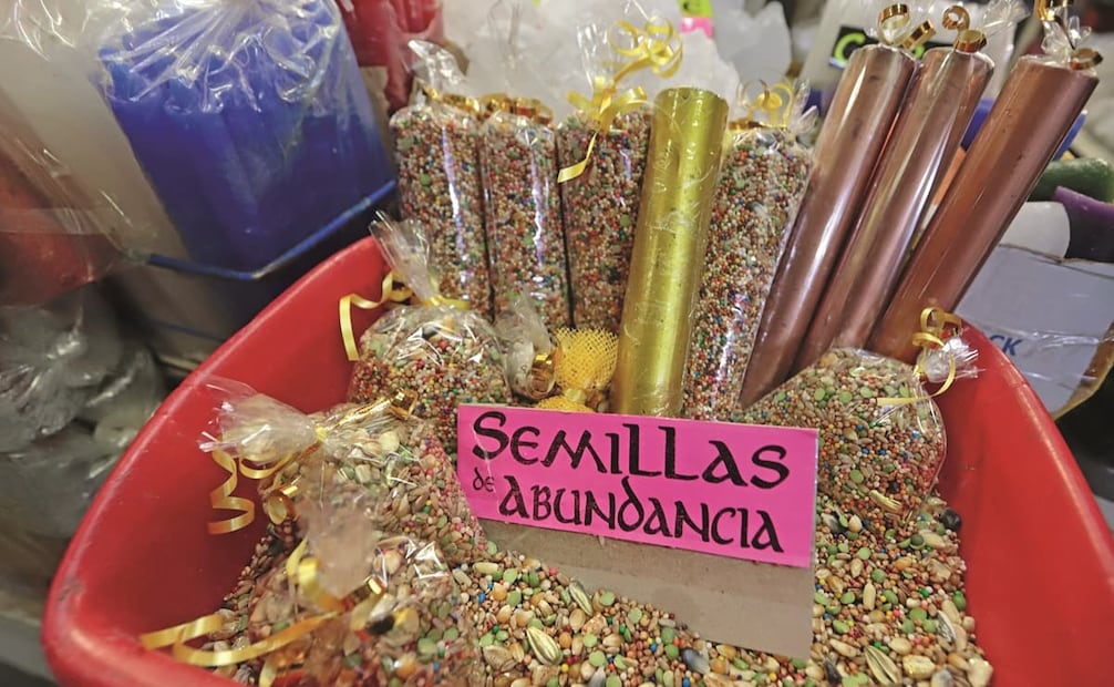 Velas, piedras, semillas y todo tipo de figuras relacionadas con la suerte se venden en diferentes mercados en la víspera de Año Nuevo. El mercado de Sonora es uno de los más concurridos en estas fechas. Fotos: Berenice Fregoso. EL UNIVERSAL