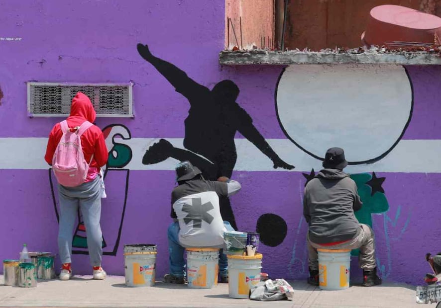 Tras agradecer a vecinos por permitir llenar que sus casas fueran pintadas y con ello cambiar la imagen urbana, la alcaldesa observó la manera en la que jóvenes artistas pintaron murales con temas del Mundial. Foto: Especial