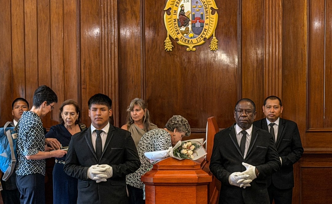 Familiares del escritor peruano Alfredo Bryce Echenique lo despiden en Lima, Perú. Foto: EFE/ John Reyes Mejia.