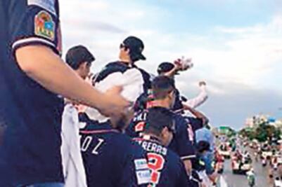 Los Tigres festejan con su afición el título 12