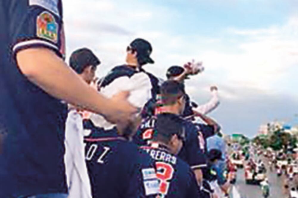 La escuadra felina paseó por las calles y presumió el trofeo (ESPECIAL)