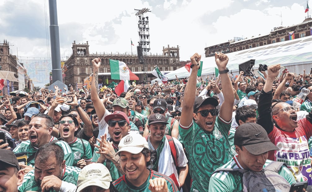 Los aficionados llenaron el Zócalo para seguir a distancia a la Selección Mexicana de Futbol. Foto: Gabriel Pano/ EL UNIVERSAL