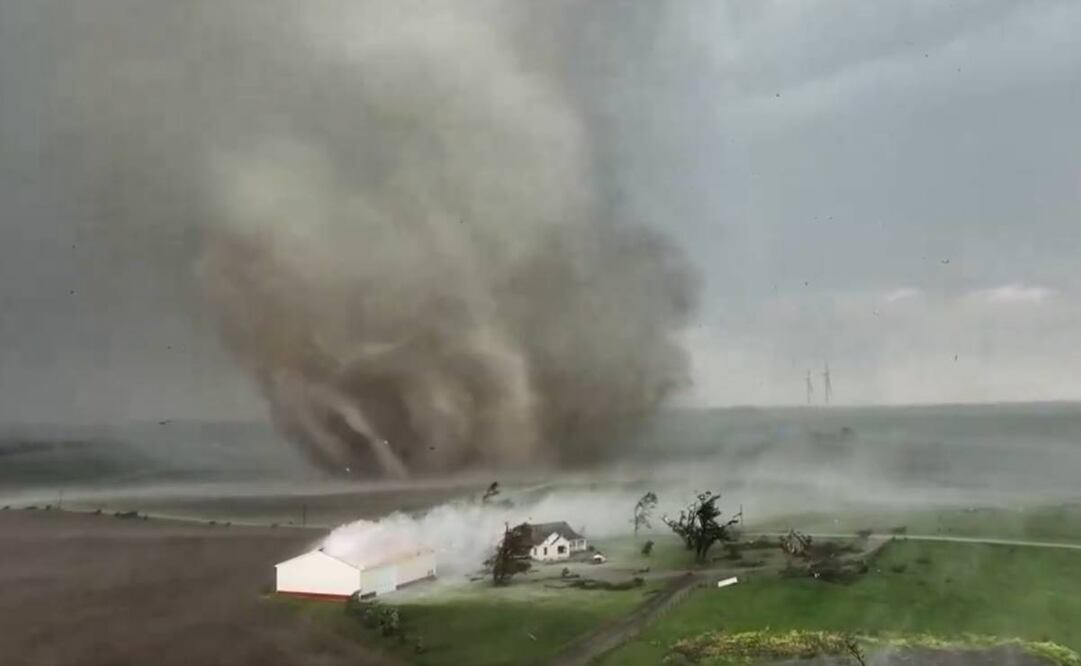 En las últimas semanas el número de tornados en EU ha sido muy superior al normal, con 800 registrados desde principios de año, según CNN. Foto: Captura tomada de X @ReedTimmerUSA