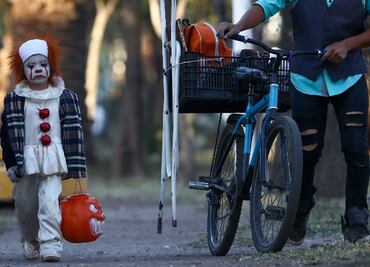 Covid-19 "asusta" tradición de pedir calaverita en Neza