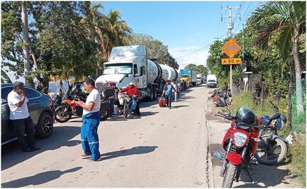 Con palos y piedras, bloquean carretera en Campeche por más de 20 horas; exigen reparación de baches 