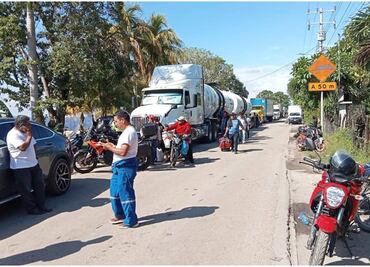Con palos y piedras, bloquean carretera en Campeche por más de 20 horas; exigen reparación de baches