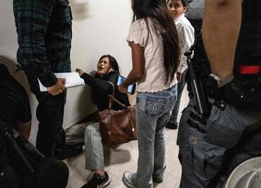 Agente del ICE despedido tras empujar y tirar a mujer en Nueva York regresa a su trabajo