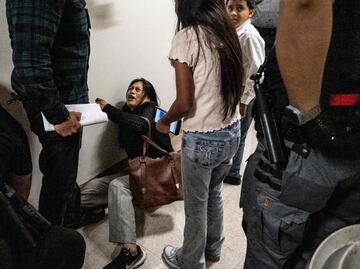 VIDEO: Mujer es empujada por agente del ICE frente a sus hijos; grabación se vuelve viral