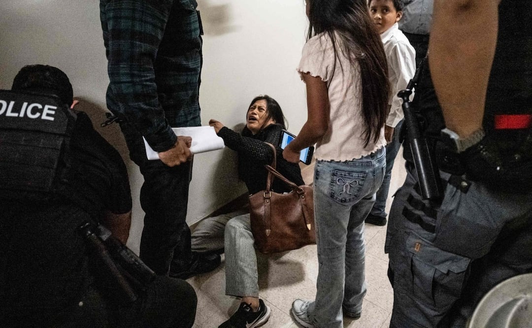 La esposa del hombre detenido procedente de Ecuador cae al suelo durante un altercado con un agente federal el 25 de septiembre de 2025 en la ciudad de Nueva York. A pesar de obtener aplazamientos en sus solicitudes de asilo, los agentes federales seguirán deteniendo a los inmigrantes que se presenten a sus citas judiciales en el edificio Jacob K. Javits, situado en el número 26 de Federal Plaza. Foto: Stephanie Keith/Getty Images/AFP