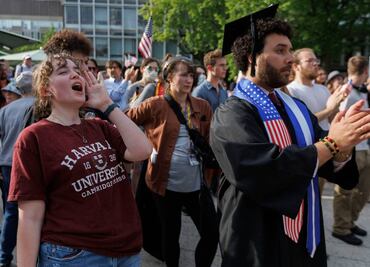 Jueza bloquea temporalmente veto de Trump a estudiantes internacionales en Harvard; avala que escuela podría sufrir "daño inmediato e irreparable"