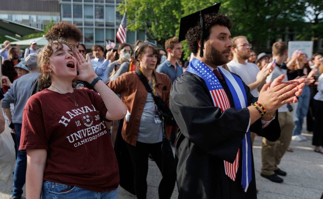 Alumnos de Harvard se han manifestado contra las acciones emprendidas por el Presidente de Estados Unidos (EU), Donald Trump, como cancelar contratos y prohibir la entrada de estudiantes extranjeros. Foto: AFP